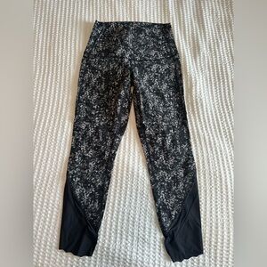Lululemon Athletica Black and White floral Patterned Leggings. Scallop hem